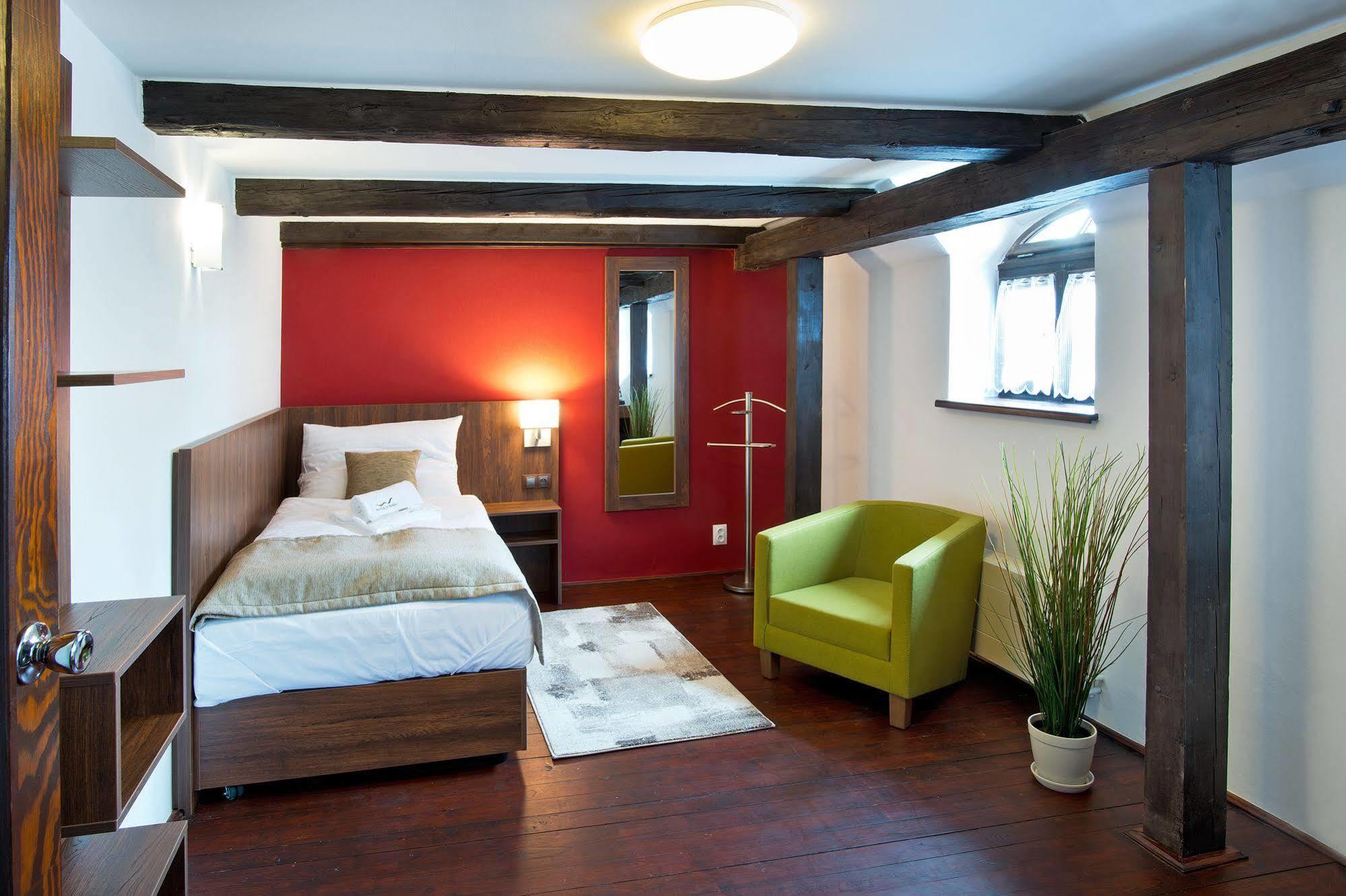 Hotel U Hada Zatec מראה חיצוני תמונה