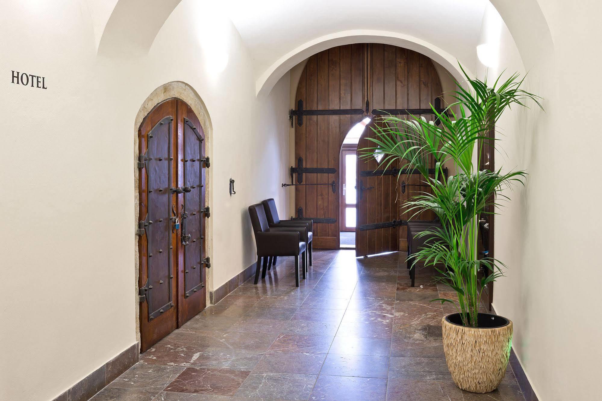 Hotel U Hada Zatec מראה חיצוני תמונה