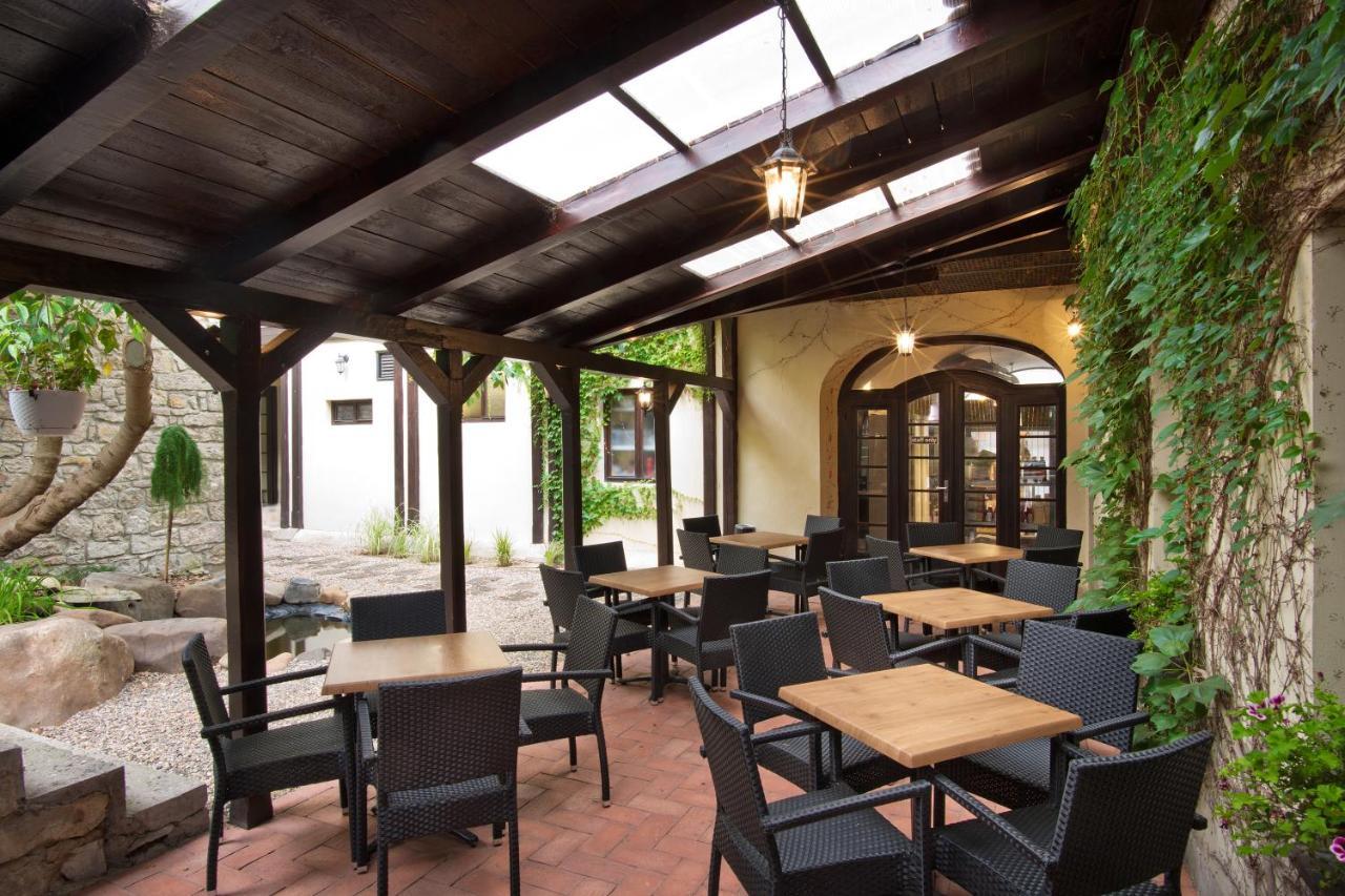 Hotel U Hada Zatec מראה חיצוני תמונה